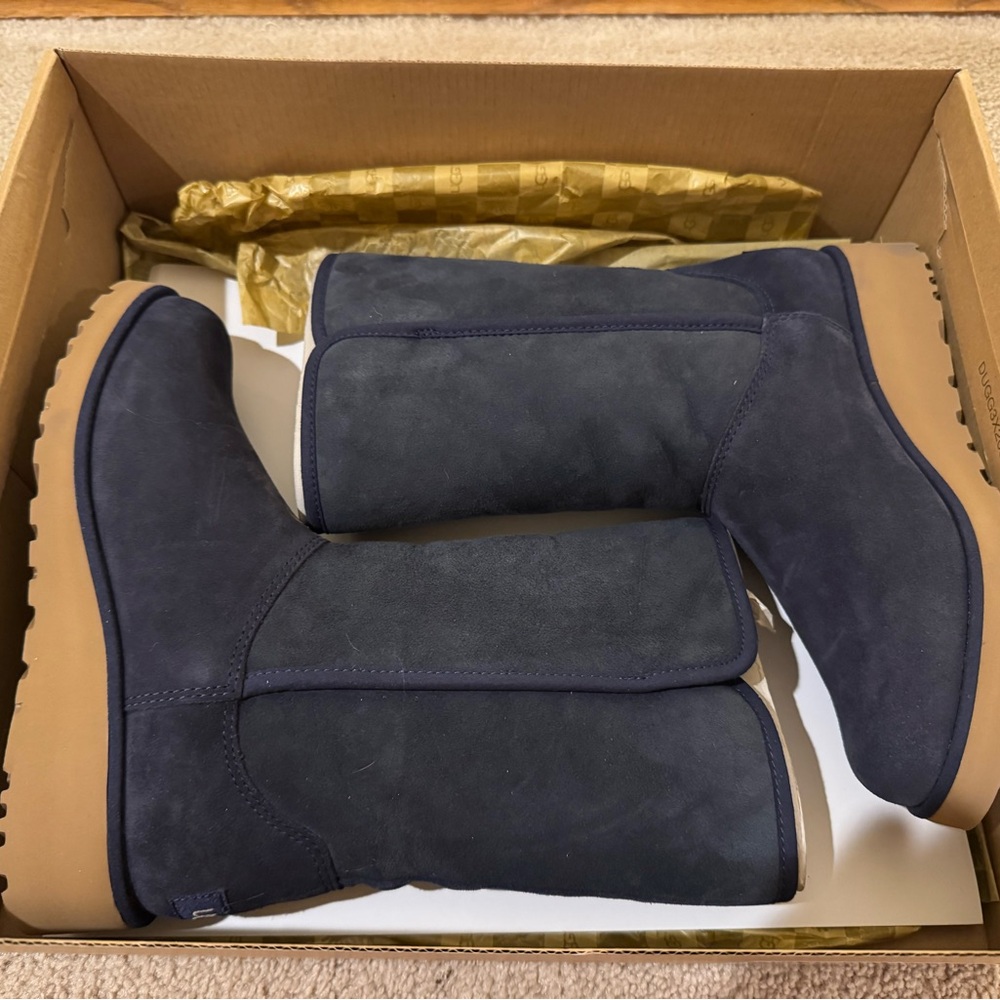 UGG “Amie” boots in navy, brand new/never worn, size 6
